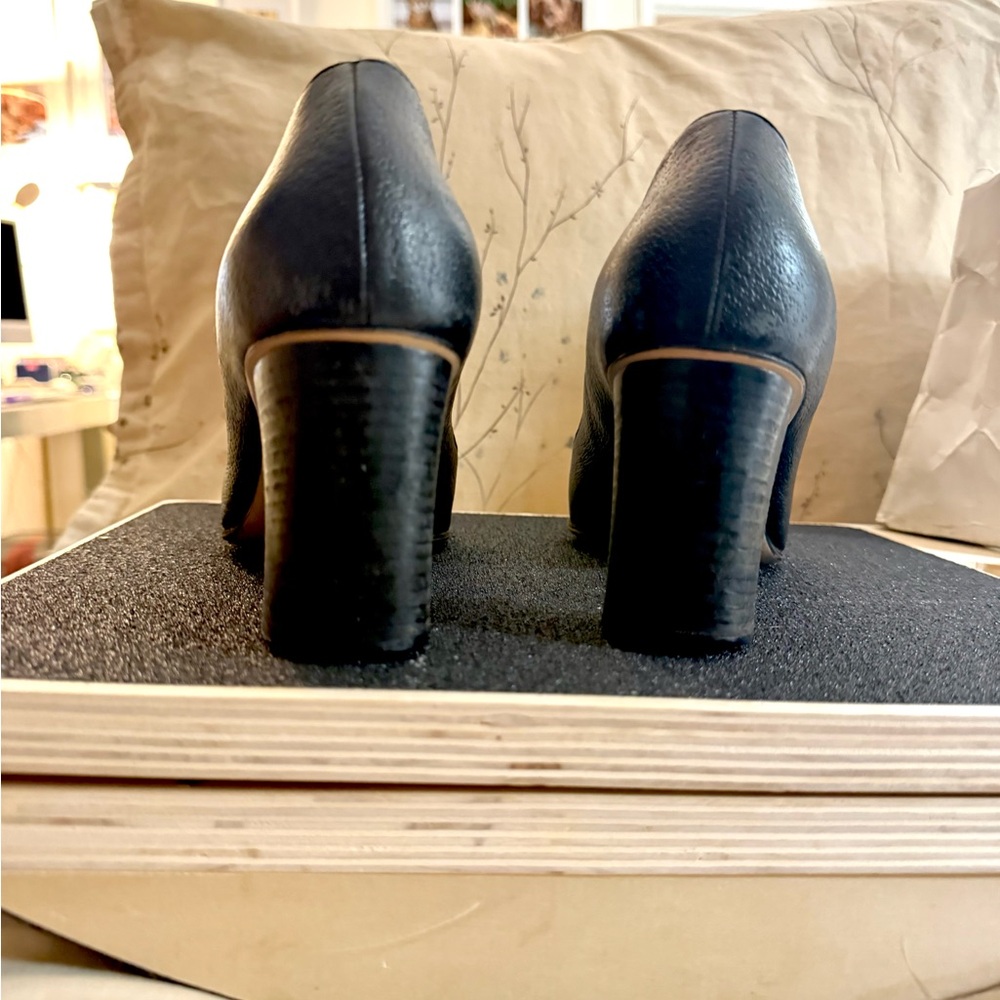 Gucci Black Heels with Gold Emblem - Picture 5 of 6
